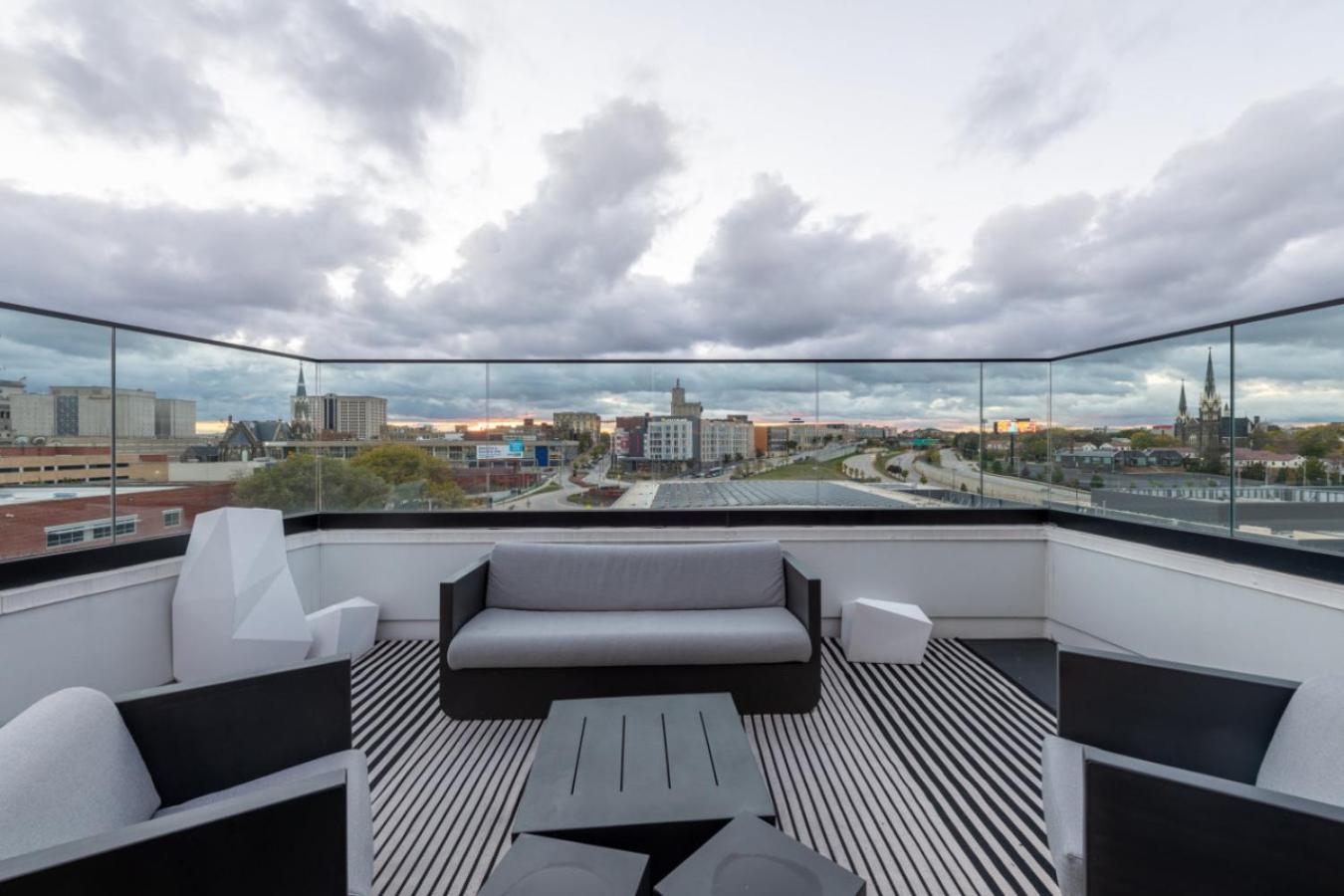 Flexhome Skywalk To Fiserv U10 With Rooftop, Gym, And Parking * Milwaukee