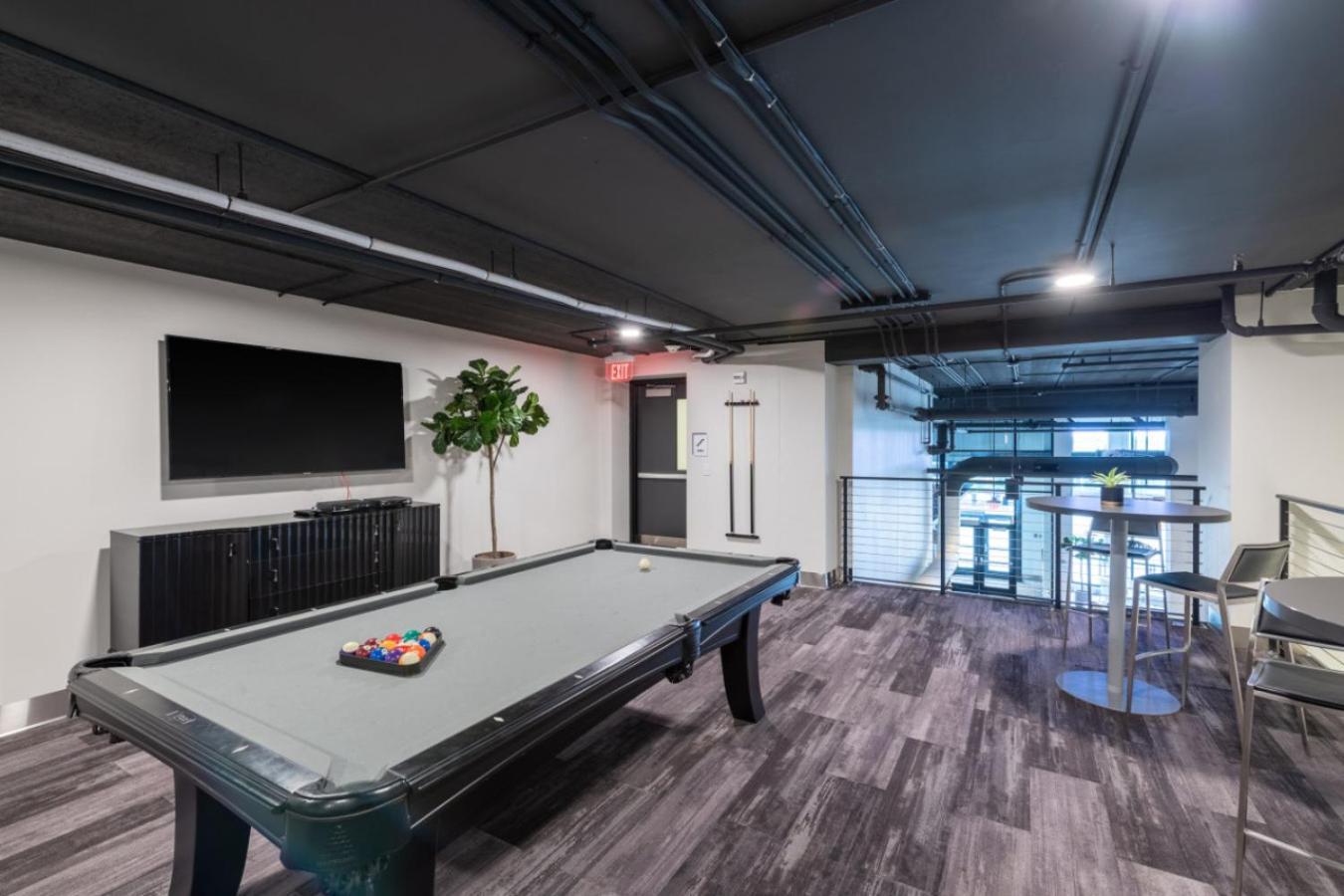 Flexhome Skywalk To Fiserv U10 With Rooftop, Gym, And Parking Appartement