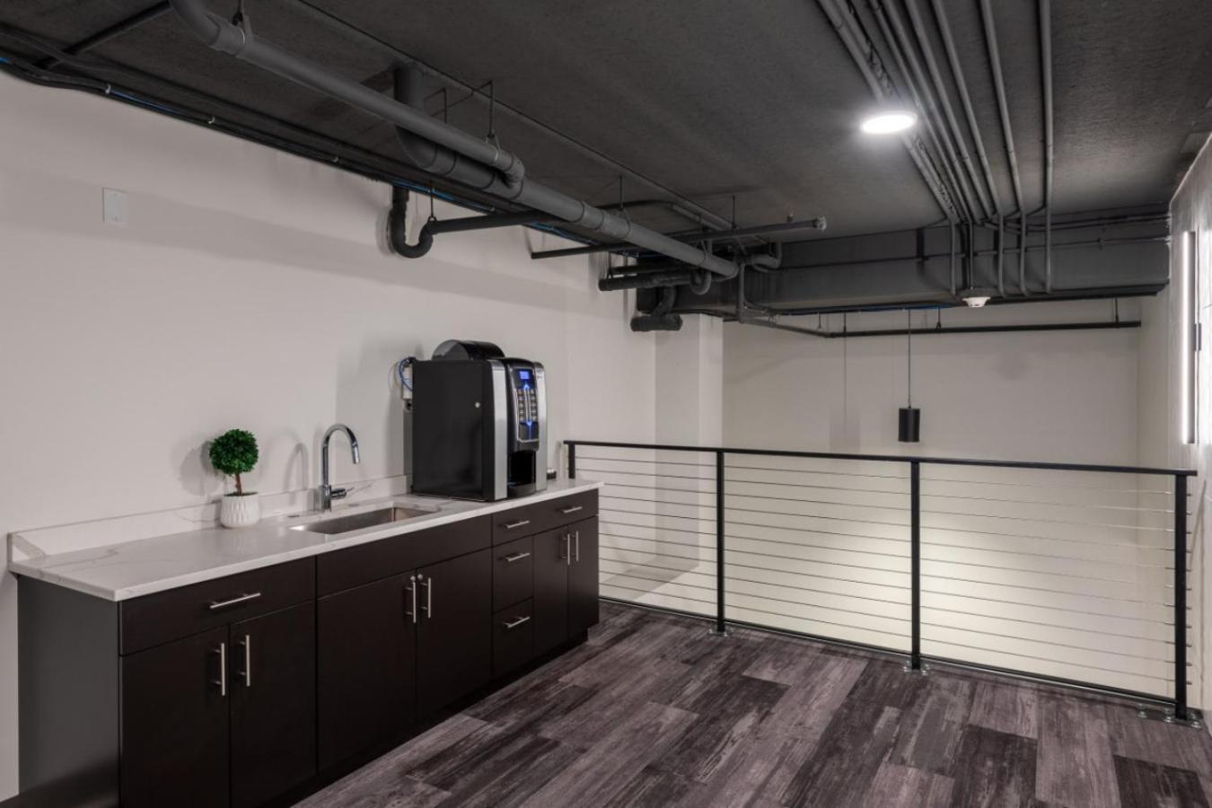 Flexhome Skywalk To Fiserv U10 With Rooftop, Gym, And Parking Appartement *