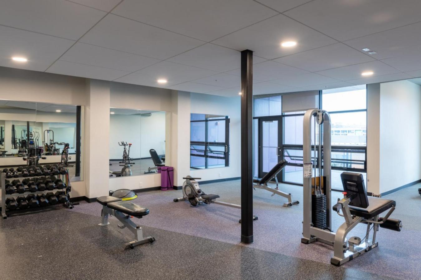 Flexhome Skywalk To Fiserv U10 With Rooftop, Gym, And Parking * Milwaukee