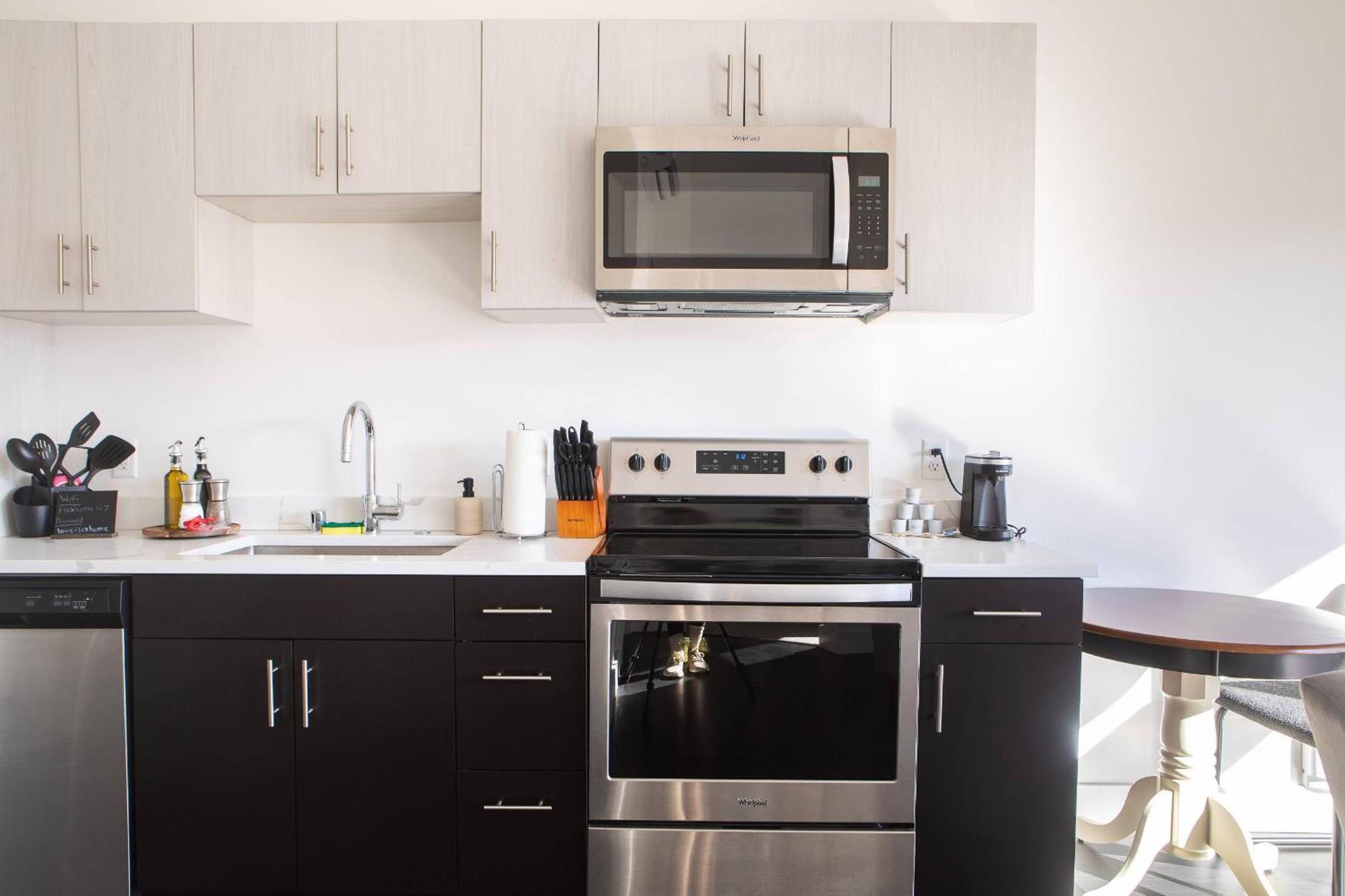 Flexhome Skywalk To Fiserv U10 With Rooftop, Gym, And Parking Appartement *